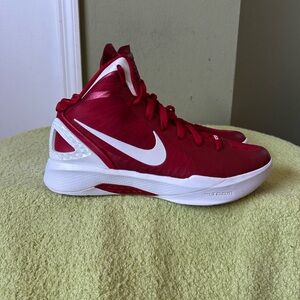 NWOB Nike Zoom Hyperdunk Red and White Basketball Sneakers 454150-600